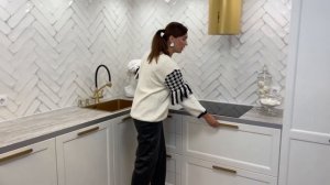 Кухня без верхних шкафов с покрашенной вытяжкой.