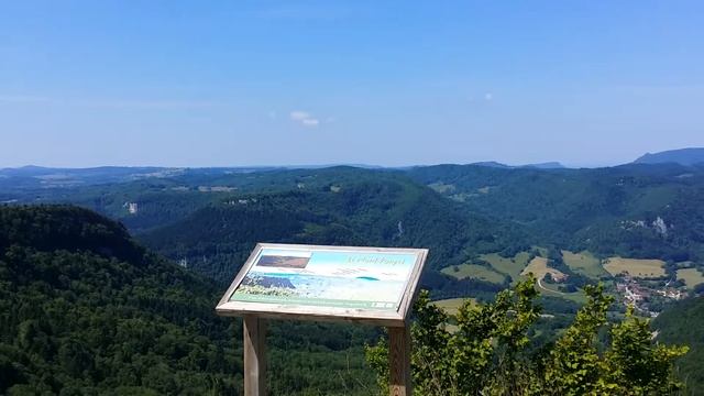 Vue du Mont Poupet, près de la Source du Lison, vers Nans-Sous-St Anne, en France. смотреть онлайн