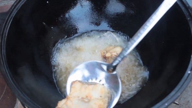 ЖАРИМ СОМА И ЩУКУ В КАЗАНЕ. смотреть онлайн