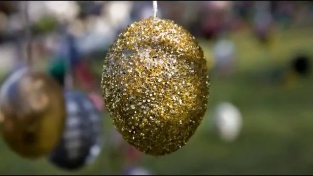 ПАСХАЛЬНЫЕ ТРАДИЦИИ. Невероятно! 10 тысяч яиц на одном дереве смотреть онлайн