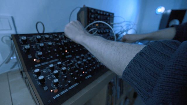 Orbital Drift - Moog Sound Studio experimental live Techno смотреть онлайн