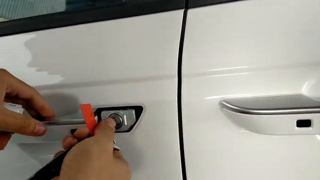 HƯỚNG DẪN SỬ DỤNG KIA CARNIVAL KA4, CÁCH SỬ DỤNG CHÌA KHÓA CƠ ĐỂ MỞ CỬA