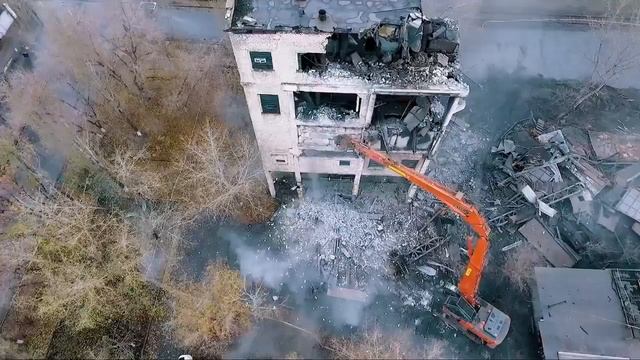 Ювелирный снос здания цеха ПАО НЛМК экскаватором – Разрушитель Аэросьемка смотреть онлайн