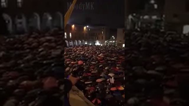 Italian protesters under the rain singing Bella Ciao☔🌧️ смотреть онлайн