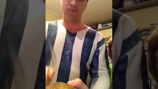 Как разбить кокос ложкой смотреть онлайн