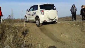 Toyota Rush с лёгкостью преодолевает крутой подъем.