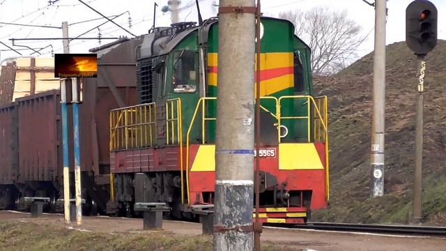 Тепловоз ЧМЭ3-5565 с грузовым поездом смотреть онлайн
