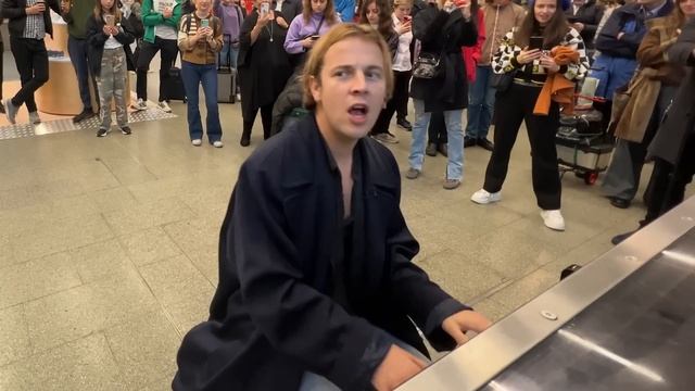 Tom Odell at St Pancras Station - Another Love (Live) смотреть онлайн