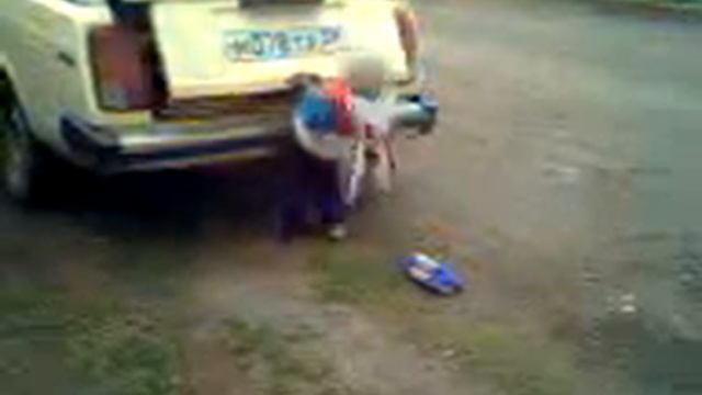 Пацан отчаянно пытается открыть багажник. Смотреть до конца))) смотреть онлайн