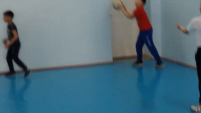 Подвижная игра не урони мяч. Школа 49. 4б и 4в классы. Шандалинова Гульжан Телюгазаевна смотреть онлайн
