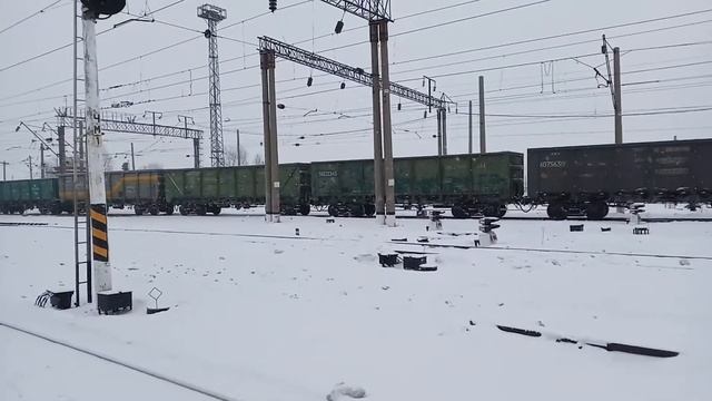 Электровоз вл80т-1964 с четным 2788 грузовым поездом Отправляется с 8го пути станции курорт Боровое смотреть онлайн