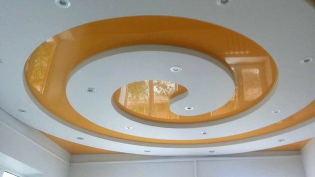 ???Потолок из гипсокартона двухуровневый.