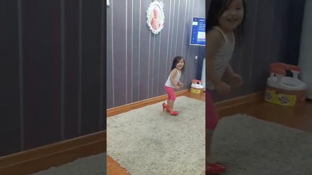 Томирис учиться ходить на каблуках смотреть онлайн