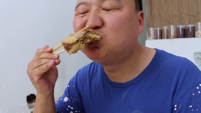 30斤半只羊，阿强做“干蹦羊肉”，软烂脱骨，一口一根，过瘾！【cram阿强】 смотреть онлайн