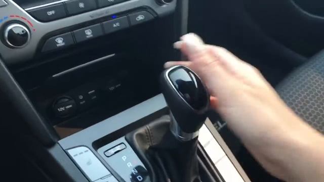 2017 HYUNDAI ELANTRA GLS - Crowfoot Hyundai #1708-2806 смотреть онлайн