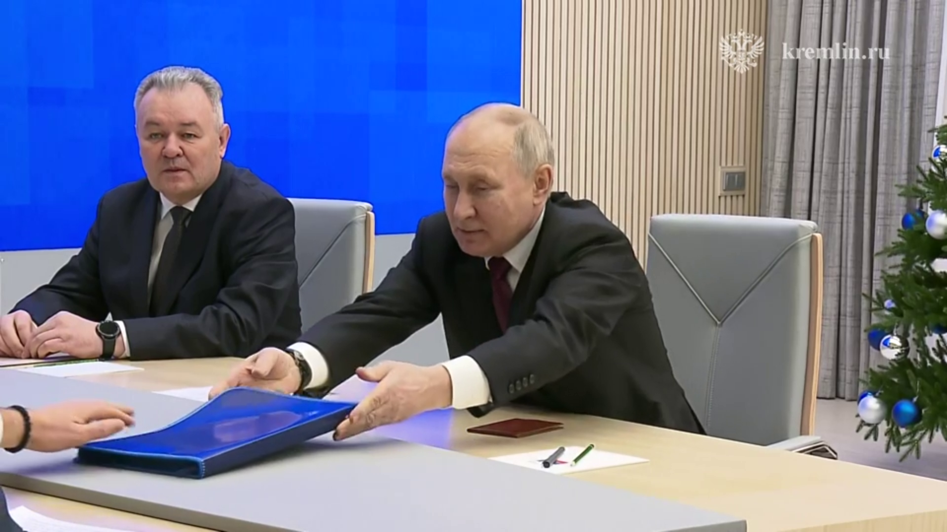 Владимир Путин подал документы в Центризбирком. Выборы состоятся 15–17 марта 2024 года смотреть онлайн