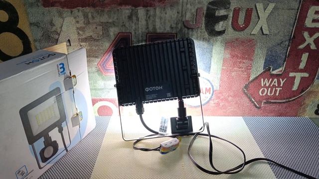 Обзор сетевого светодиодного прожектора ФОТОН FL-30W6K65-PIR с датчиком движения смотреть онлайн