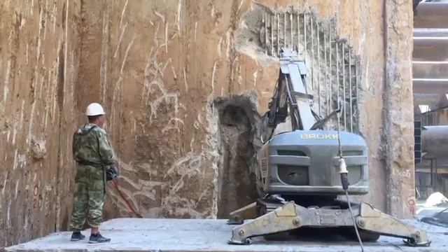 Brokk400 Демонтаж буро-набивных свай смотреть онлайн