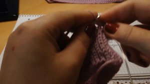 красивая шапочка вязаная спицами на девочку 5-6 лет