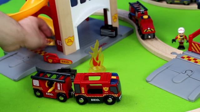 BRIO Züge: Feuerwehrmann, Polizei, Spielzeugautos, Kran & Metro für Kinder смотреть онлайн