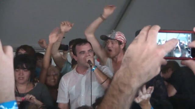 Future Islands - Vireo's Eye @ FYF Fest 2011 (stage divers!) смотреть онлайн