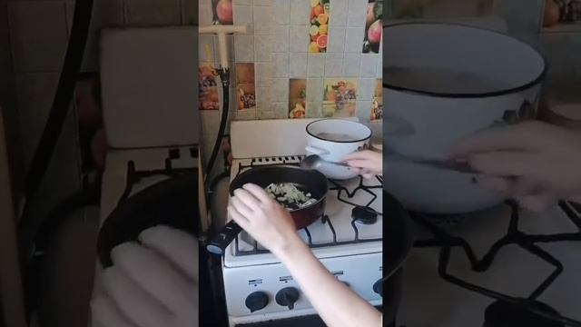 БЕЗУМНЫЙ ПАША И ИРИШКА ЧИКИ ПИКИ ГОТОВЯТ СУП РАСОЛЬНИК.