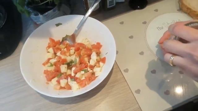 BRUSCHETTA CAPRESE, TRAGA A ITÁLIA PARA SUA CASA, APRENDA A FAZER ESSA MARAVILHOSA ENTRADA ITALIANA смотреть онлайн