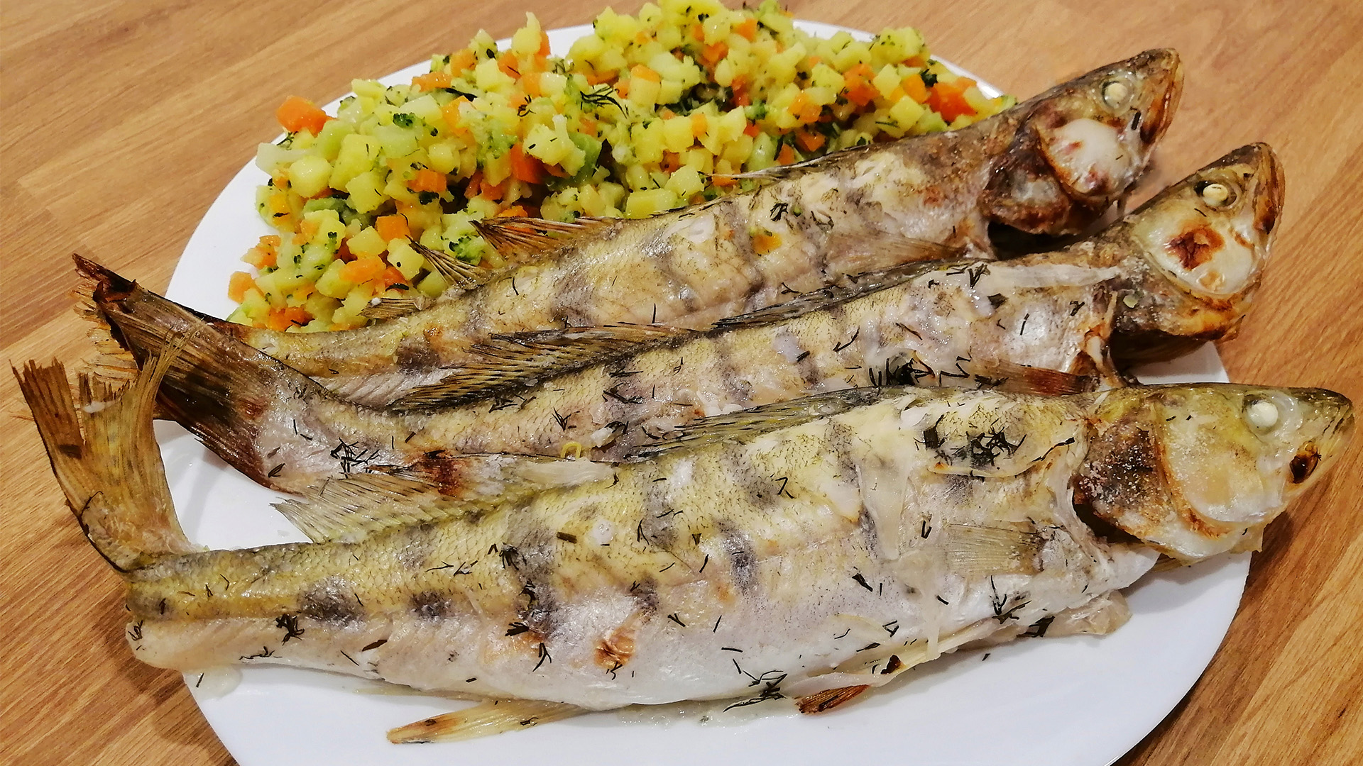 Вкусный и полезный ужин! ЗАПЕЧЕННАЯ РЫБА. Судак на луковой подушке, с гарниром из отварных овощей смотреть онлайн