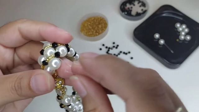 Браслет из бусин//Ақ моншақтан жасалған білезік Сіздерге түсінікті болды деп ойлаймын смотреть онлайн
