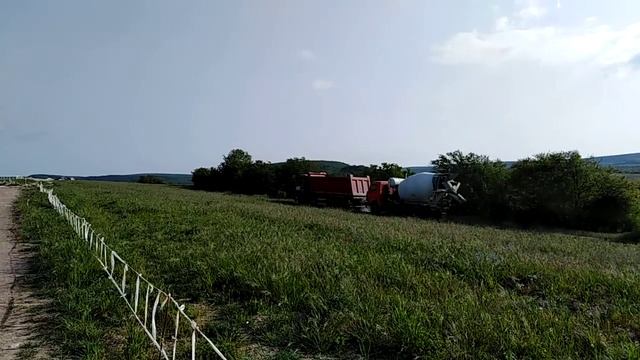 Доставка бетона на объект. Водитель бетоновоща идёт сзади. смотреть онлайн