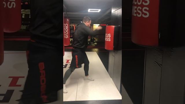 #Спорт #Бокс #Boxing #CrocusFitness Работа на мешке на скорость) смотреть онлайн