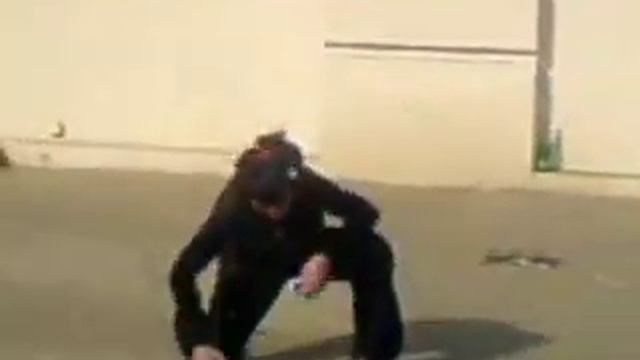 Женщина танцует в Таганроге на рынке русского поля смотреть онлайн