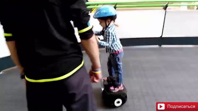 Учимся кататься на сигвеи Learning to ride a Segway смотреть онлайн