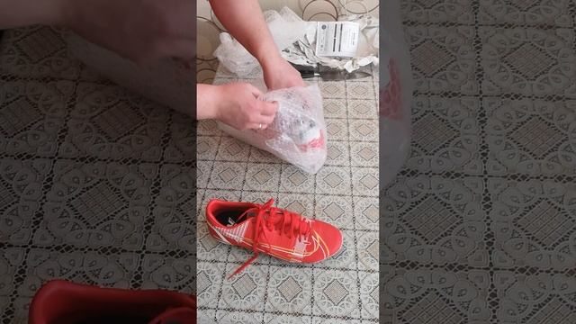Распаковка бутс NIKE Mercurial Vapor 14 Academy (красные) смотреть онлайн