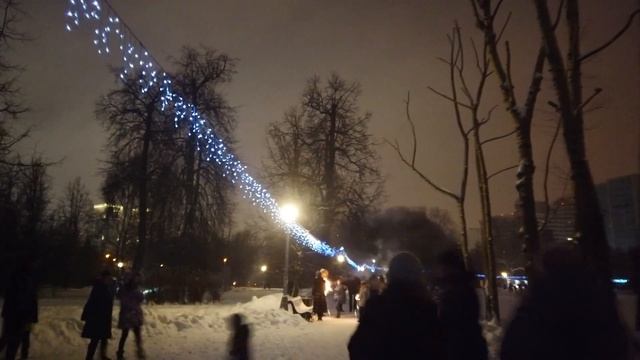 Народ высыпал на улицу . Новогодняя ночь 2022 ! Праздничный салют в Воронцовском парке. смотреть онлайн