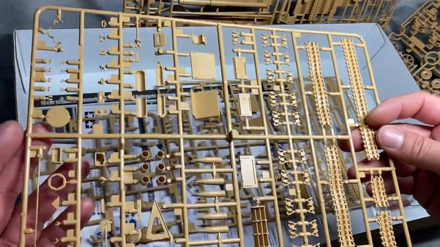 タミヤ 1/35 フンメル 中見てみる