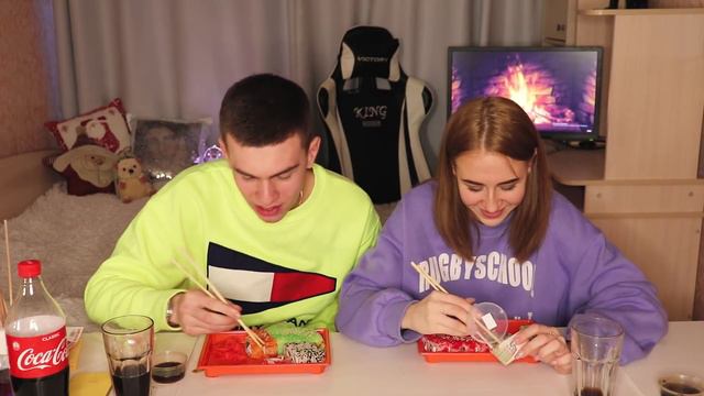ПАРЕНЬ VS ДЕВУШКА! КТО СЪЕСТ БОЛЬШЕ РОЛЛОВ ПОЛУЧИТ 10000₽ смотреть онлайн