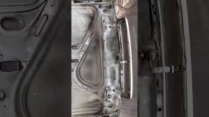 капот Ауди 80 б4 не открывается, заклинило зашелку.