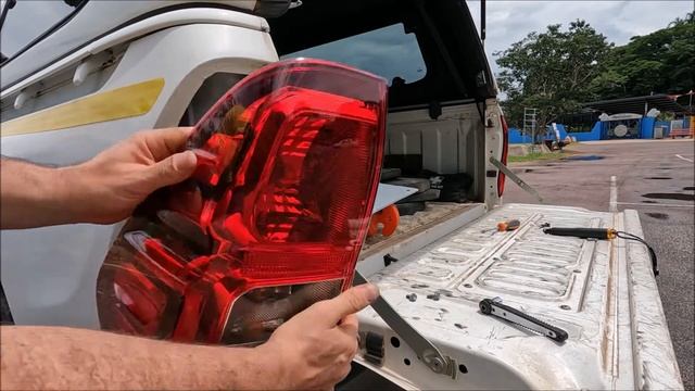 How to Remove & Replace the Tail Light Bulb Cluster on a Toyota Hilux смотреть онлайн