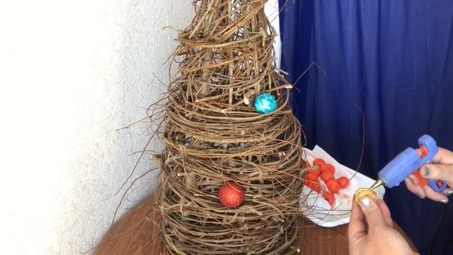 Christmas tree made of twigs. Рождественская елка из веток. Árbol de navidad hecho de ramitas. смотреть онлайн