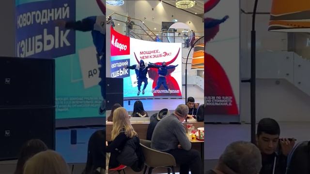 ВЫБЕЖАЛИ НА СЦЕНУ В ТЦ ? ТАНЦЫ ТИК ТОК TUZELITY DANCE смотреть онлайн