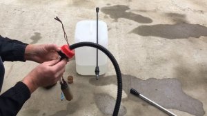 Аккумуляторный опрыскиватель из электро бензонасоса и старой канистры