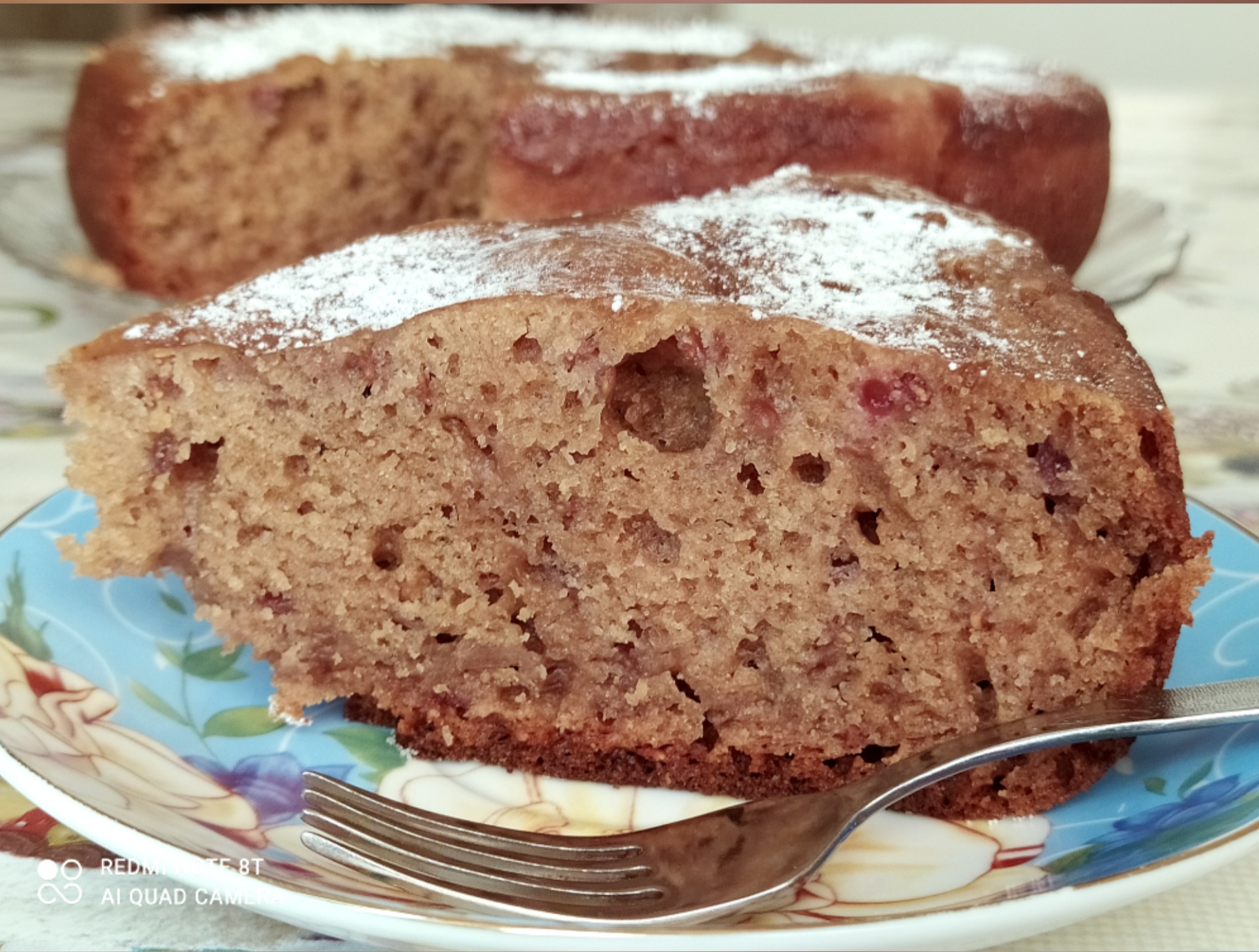 Пирог на сметане с ягодами.