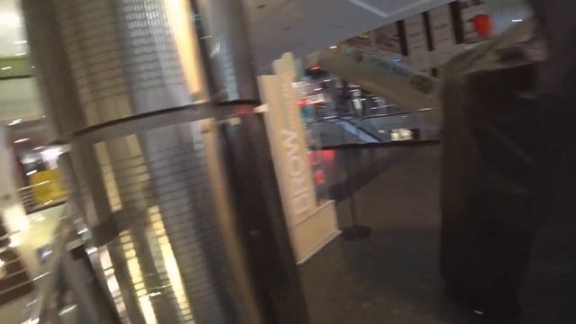Ночевка в торговом центре, где переночевать в Москве бесплатно, охрана в шоке... смотреть онлайн