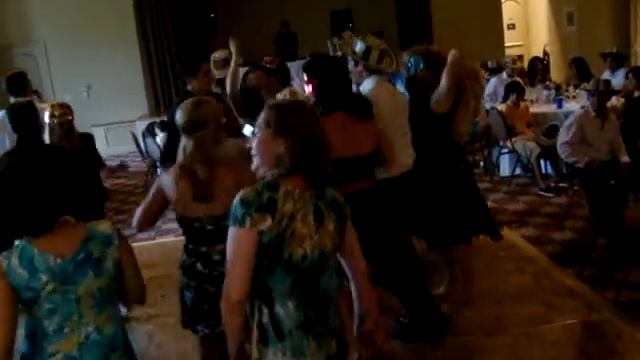 Colombians dancing to Black Eye Peas смотреть онлайн