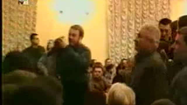 Михалков бьёт беззащитного человека ногой по лицу смотреть онлайн