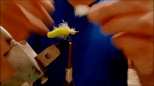 Простая мушка для ловли окуня из доступных материалов.