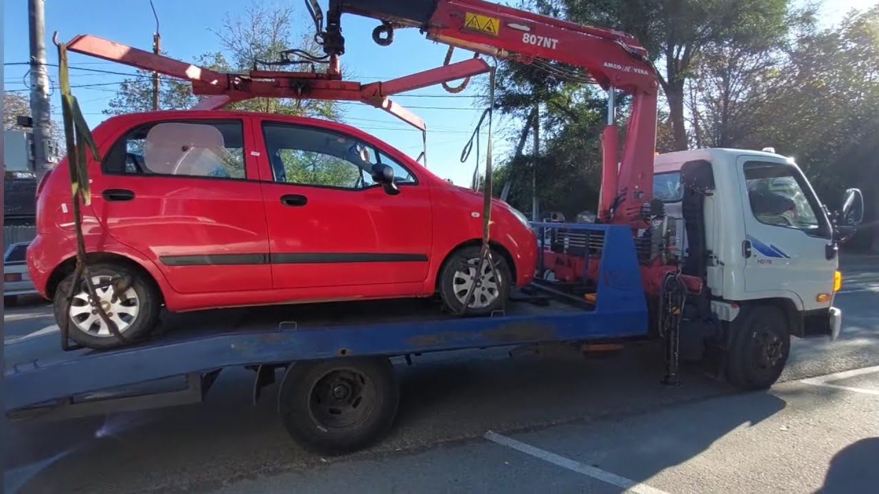 Эвакуация Шевроле Черри с инвалидного места. Работа по эвакуации продолжается. смотреть онлайн