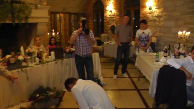 Как весело бросить подвязку невесты на свадьбе!