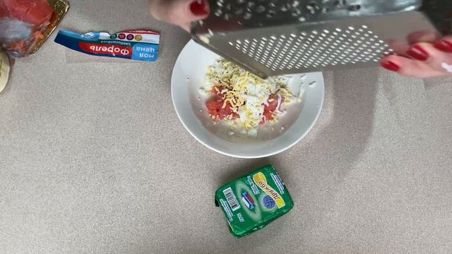 Закуска на чипсах с красной рыбкой.